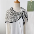 Eleganter Paisley-Dreieckschal in Schwarz-Weiß aus 100% Polyester mit Seiden-Haptik - Länge 130cm / Weiß