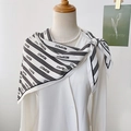 Elegante witte zijden sjaal met zwarte strepen en 'RESPECT' print op een mannequin - 87x130cm / Wit