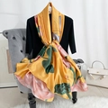 Elegante sciarpa lunga in seta giallo brillante con stampe floreali classiche di loto e ninfee - Stile Giallo Stampa Loto (XSD398-4)