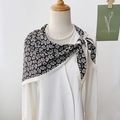 Eleganter schwarz-weißer Seidenschal mit Paisleymuster am Mannequin für Business - Länge 130cm / Schwarz