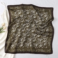 Detail van de vierkante zijden sjaal met vintage paisley-patroon in olijfgroen en bruin - 70*70cm / Legergroen