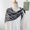 Elegante zwart-wit gestreepte zijden sjaal met tekstprint voor damesmode - 87x130cm / Zwart