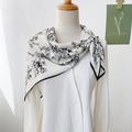 Pañuelo cuadrado de seda con estampados florales negros sobre fondo crema para mujer - Blanco