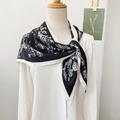 Pañuelo de seda vintage en blanco y negro con estampado floral y elegante borde ancho - Negro