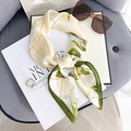 Elegante beige en olijfgroene zijden sjaal met bloemmotieven, stijlvol geknoopt - 70x70 / Groene Rand