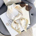 Beige zijden sjaal in een strik geknoopt met bloemenprint en hartjesketting - 70x70 / Beige Rand