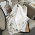 Élégant foulard en soie à imprimé magnolia jaune drapé sur un sac à main - 70*70cm / Bord Gris (70FJ453-2)