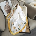Carré de soie blanc élégant aux motifs de magnolias jaunes drapé sur un sac à main - 70*70cm / Bord Jaune (70FJ453-3)