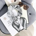Foulard en soie gris et blanc style Toile de Jouy avec bordures rayées - Bord Gris