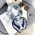 Foulard en soie à imprimé Toile de Jouy bleu et blanc avec bordure bleu marine - Bordure Bleu Foncé