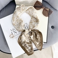 Elegante zijden sjaal met gouden bloemenprints, bruine bladtexturen en zachte zijdeglans - Taupe Rand