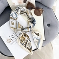 Elegante geometrische vierkante sjaal met satijntextuur in goud en blauw blok - Beige Rand