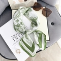 Élégant foulard en soie vert pastoral avec motifs floraux sur accessoires de mode - Bordure Verte
