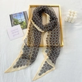 Eleganter Chiffonschal mit geometrischem Druck in Beige und Braun, stilvoll präsentiert - Beiger Rand