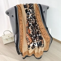 Schicker Schal mit Leopardenmuster in Khaki und Schwarz mit gestreiftem Rand auf dem Stuhl - 180*85 / Natur Mit Schwarz Kante