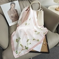 Carré en soie rose à fleurs et feuilles vertes drapé sur un sac à main blanc chic - 70*70cm / Bord Rose (70FJ453-1)