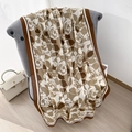 Künstlerischer brauner Blumenschal aus Baumwolle und Leinen auf einem grauen Stuhl - 180x85cm / Braun