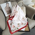 Petit foulard en soie rose à fleurs avec bordure rouge sur un sac à main en cuir - 70*70cm / Bord Rouge (70FJ453-4)
