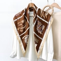 Elegante zijden sjaal met retro paardenkoetsprint in bruin en beige aan een hanger - Bruin