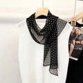 Sciarpa classica in seta di gelso a pois bianchi e neri su gruccia di legno con gilet - Polka Dot Nero