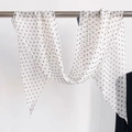 Sciarpa in seta stile Hepburn bianca a pois neri con un drappeggio elegante e fine - Pois Bianchi