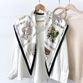 Elegante vintage zijden sjaal met retro print gestyled op een wit overhemd - Wit