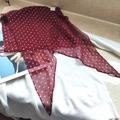 Sciarpa di seta rosso scuro a pois bianchi su uno sfondo di maglia bianca - Borgogna a Pois