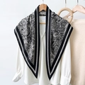 Franse stijl zijden sjaal met paisley motief in zwart en wit aan een hanger - Paisley en Bloemen (TBSJJ15) / 87*130CM / Zwart