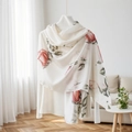 Dettaglio della sciarpa leggera in seta con stampa di rose e finitura crema molto elegante - Rosa Vivida Beige