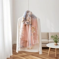 Longue écharpe florale élégante avec dégradé rose et bleu drapée sur un tricot blanc - Floral Dégradé Rose Bleu