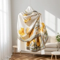 Écharpe élégante en soie avec imprimés floraux jaunes et bordures contrastées bleues - Tulipe Jaune