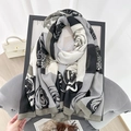 Elegante chal en blanco y negro con estampado de rosas y un estilo francés chic - Gris