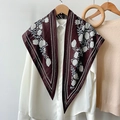 Sciarpa di seta bordeaux vintage con fiori e strisce abbinata a una camicia bianca - Rosso Marrone