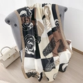 Elegante bufanda con flores de camelia en negro y beige con estampado geométrico - Marrón