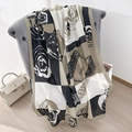 Elegante bufanda grande con estampado floral de camelia en tonos negro, blanco y caqui - Verde