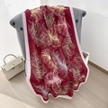 Longue écharpe rouge vin avec motifs de plumes et bordures roses sur chaise grise - Grand / Rouge
