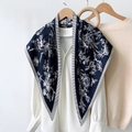 Marineblauwe zijden sjaal met witte bloemmotieven en gestreepte randen aan hanger - Bloemenpatroon (TBSJJ13) / 87*130CM / Blauw