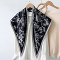 Elegante zwarte zijden sjaal met bloemenprint op een kledinghanger met een wit overhemd - Bloemenpatroon (TBSJJ13) / 87*130CM / Zwart