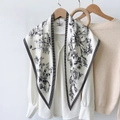 Elegante witte zijden sjaal met zwarte bloemmotieven en gestreepte randen voor dames - Bloemenpatroon (TBSJJ13) / 87*130CM / Wit