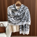 Elegante sjaal met paisley-motief in grijs en zwart op een hanger met beige gebreide top - Grijs Paisley (LM290-4)