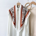 Elegante witte zijden sjaal met roodbruin paisley-patroon op witte overhemdkraag - 87x130cm / Oranjerood