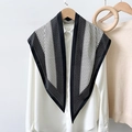 Pañuelo de seda clásico con lunares blancos y negros anudado al cuello de una camisa - Natural Con Borde Negro