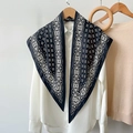 Pañuelo de seda bohemio blanco y negro drapeado sobre una camisa blanca informal - 87x130cm / Negro