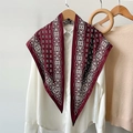 Pañuelo de seda con patrón geométrico de rombos rojo oscuro sobre una camisa blanca - 87x130cm / Rojo