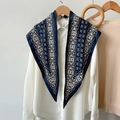 Pañuelo de seda azul marino y blanco con patrón geométrico sobre una camisa blanca - 87x130cm / Azul