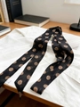 Elegante sciarpa stretta in seta nera con pois marrone chiaro su una camicia bianca - Pois Nero Marrone
