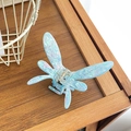 Irisierende hellblaue Schmetterling Haarklammer aus Acetat mit holografischem Finish - 6.5cm / Metallblau