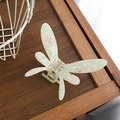 Eleganter Schmetterlings-Haarclip aus Acetat mit schillerndem Perlmutt-Finish für Damen - 6.5cm / Irisierendes Beige