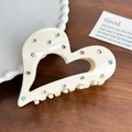 Detalle de la pinza para el pelo corazón crema con pedrería de colores sobre madera - Pinza de Corazón (8cm)