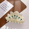 Blumen-Haarklammer aus Acetat in Creme mit pfauenrünen Steinen für Damen - Irisierendes Weiß